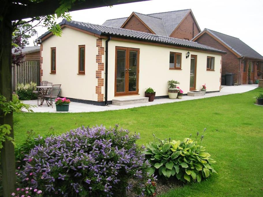 Coastal Garden Lodge Preesall Экстерьер фото